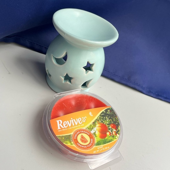 Baby blue wax melt holder with 1 pack of wax melts - Picture 3 of 7